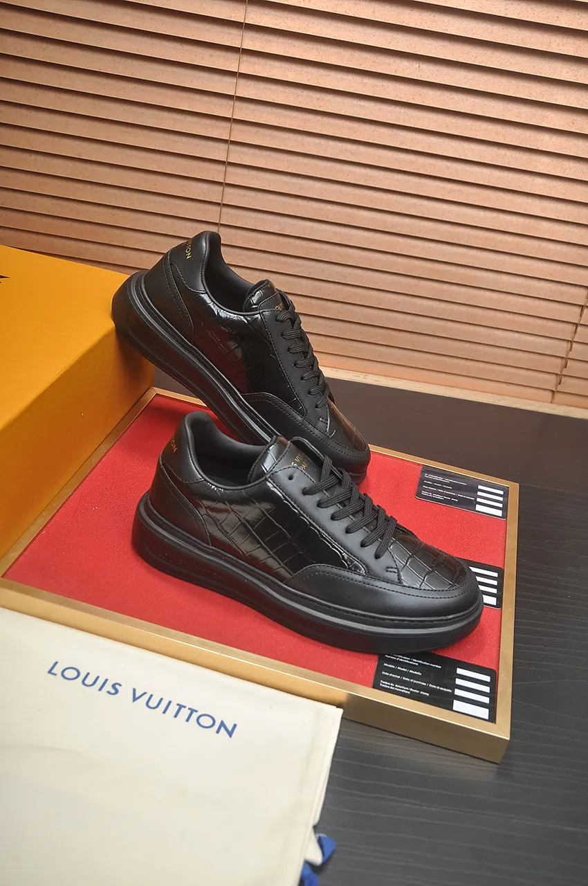 Men's men's shoes 💰640💶Original development, quality shipping, welcome to compare - LV sneaker series sports shoes introduce the loose silhouette of the ready-to-wear series into the spring and summer men's wear shows and make an eye-catching appearance. The cow leather upper is combined with rough fabric laces, and colorful beading highlights the brand's classic elements. LV letters mark the tongue and Monogram floral outsole. Mixed materials Made of top-grain cowhide, thick shoelace design, large Monogram print on the side, mesh lining and cotton feet, the comfort is as extreme as ever, premium heritage, quality first, worth owning! Size: Men’s 38-45 (45 is custom-made and cannot be returned or exchanged)